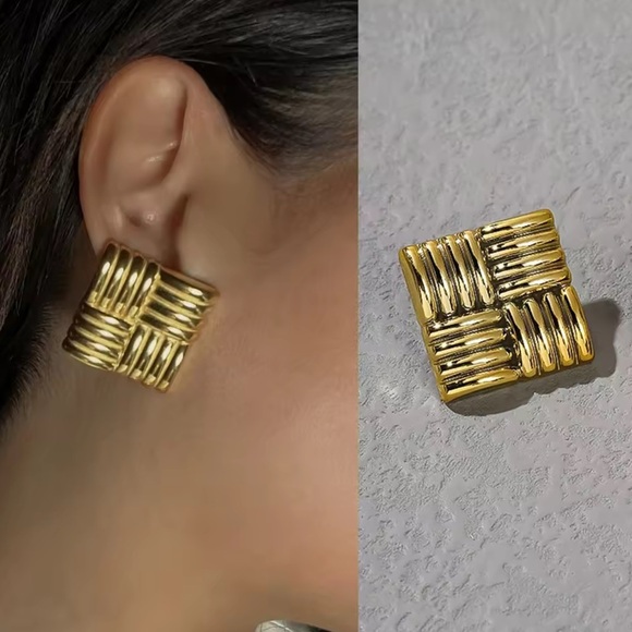 Retro Gold-Tone Plastic Square Earrings - Picture 1 of 5